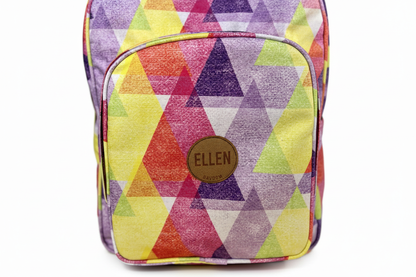 Mochila Maxi Bavoom Prisma Primavera - detalhe logo ELLEN em madeira