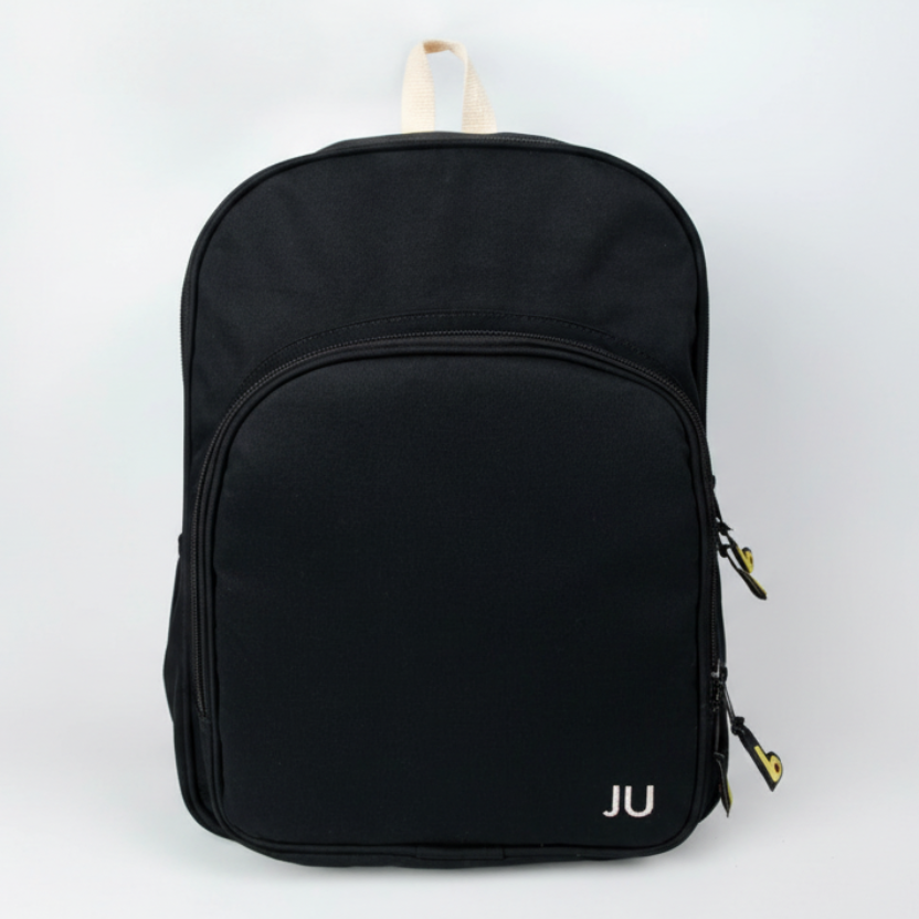 Mochila Maxi Bavoom Personalize Preta - frente com monograma JU