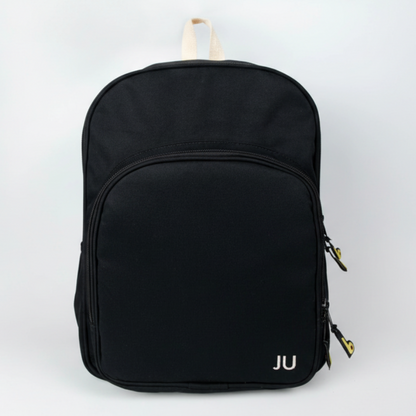 Mochila Maxi Bavoom Personalize Preta - frente com monograma JU