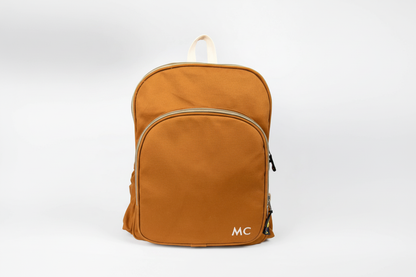 Mochila Maxi Bavoom Personalize Caramelo - frente com monograma MC